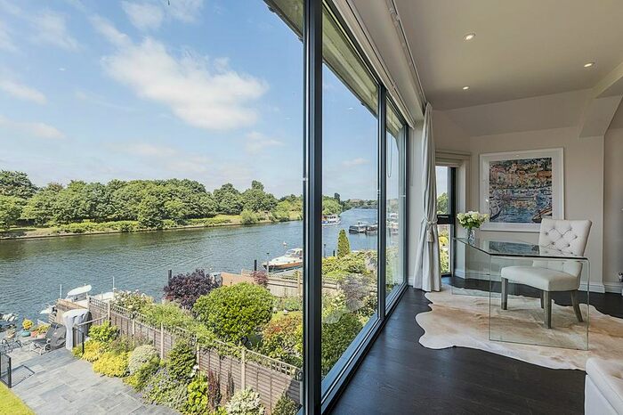 4 Bedroom Detached House To Rent In Queens Drive, Thames Ditton, KT7