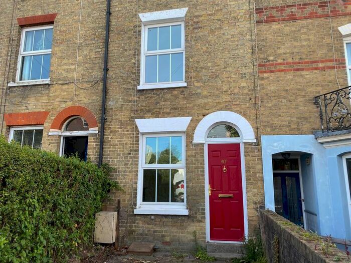 4 Bedroom Terraced House To Rent In Victoria Road, Cowes, PO31