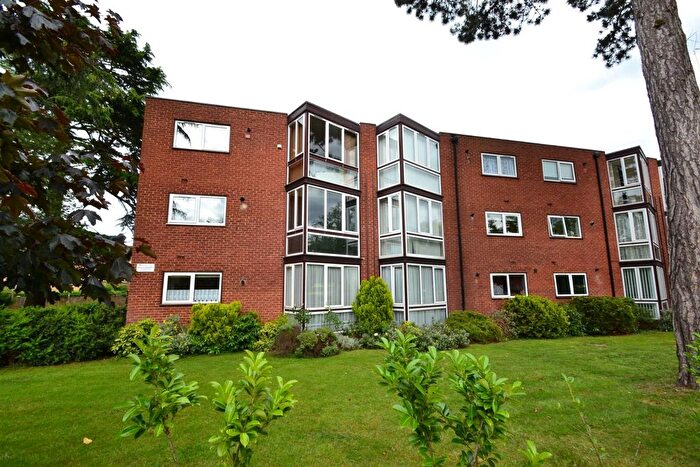 2 Bedroom Flat To Rent In Eversley Lodge, Park View, Hoddesdon, Herts, EN11