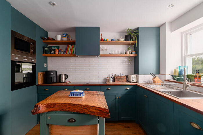 2 Bedroom Flat For Sale In Davey Close, London, N7