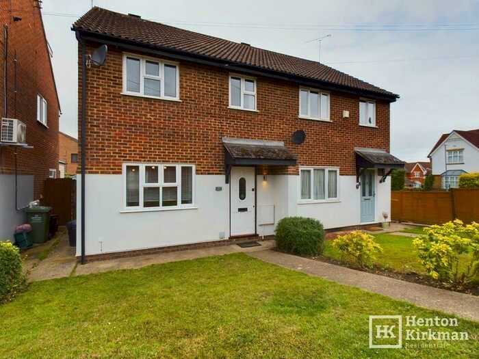 3 Bedroom Semi-Detached House To Rent In Carlyle Gardens, Billericay, Essex, CM12