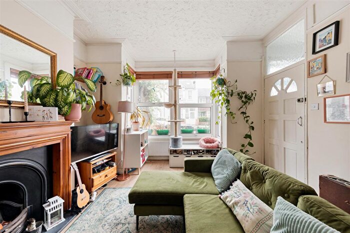 1 Bedroom Flat For Sale In West End Avenue, Leyton, E10