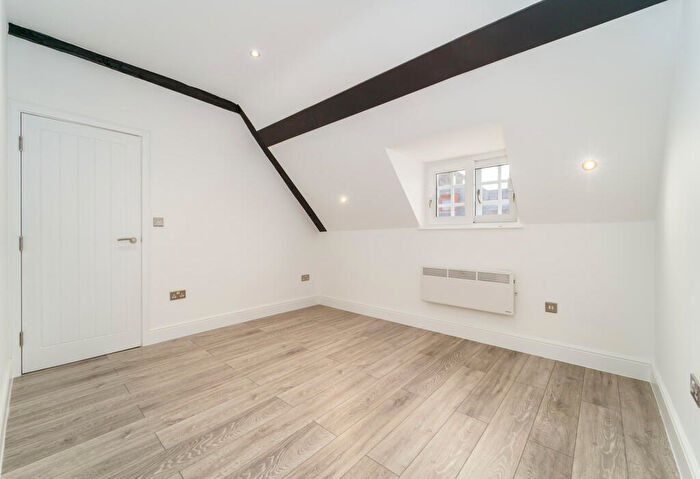 1 Bedroom Flat To Rent In Church Street, Walton-on-Thames, Surrey, KT12