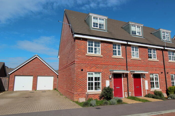 3 Bedroom Semi-Detached House To Rent In Hayes Drive, Reading, RG7