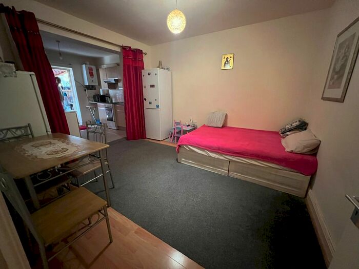 2 Bedroom Flat To Rent In Quebec Road, Newbury Park, IG2