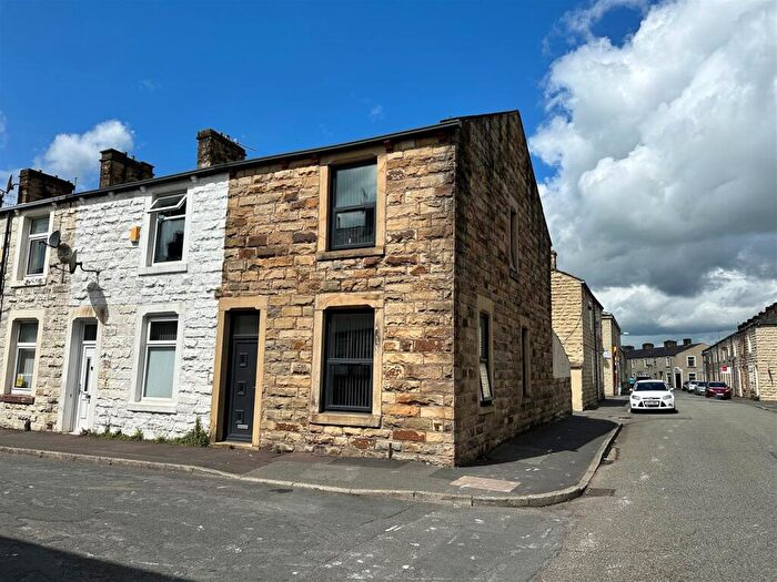 4 Bedroom End Of Terrace House For Sale In Renshaw Street, Burnley, BB10