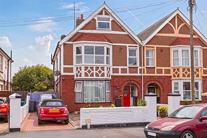 2 Bedroom Maisonette To Rent In Church Walk, Worthing, BN11