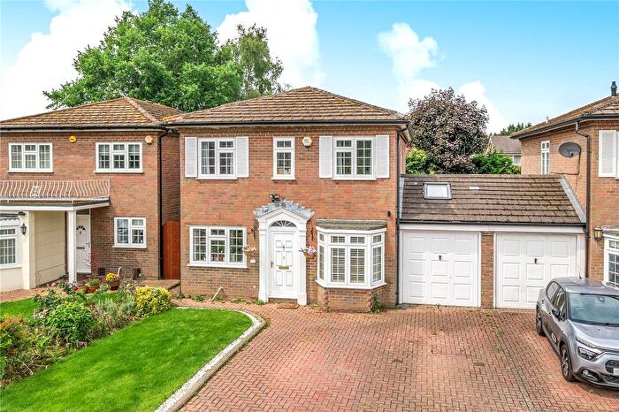 4 Bedroom Link Detached House To Rent In Rembrandt Way, Walton-On-Thames, KT12