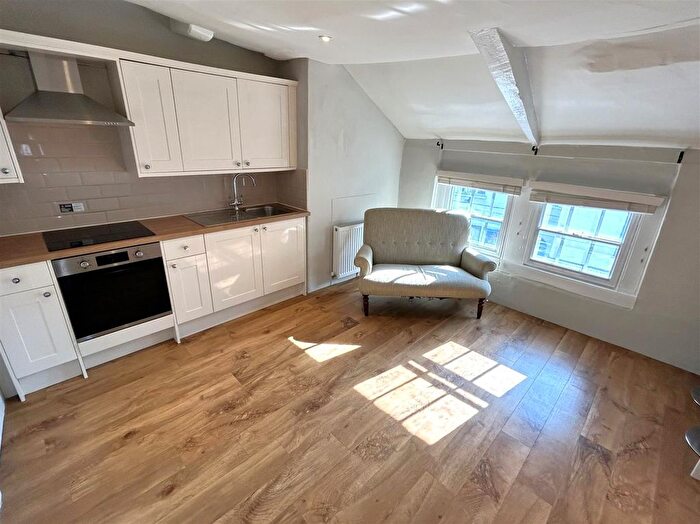 1 Bedroom Flat To Rent In Market Place, Chippenham, SN15