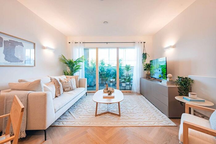 3 Bedroom Flat To Rent In Madeleine Court, North Acton, Acton, W3