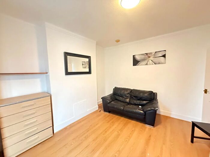 1 Bedroom Flat To Rent In Rosslyn Crescent, Harrow, Greater London, HA1