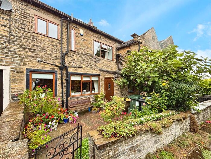 3 Bedroom Cottage For Sale In Haigh Fold, Bradford, BD2
