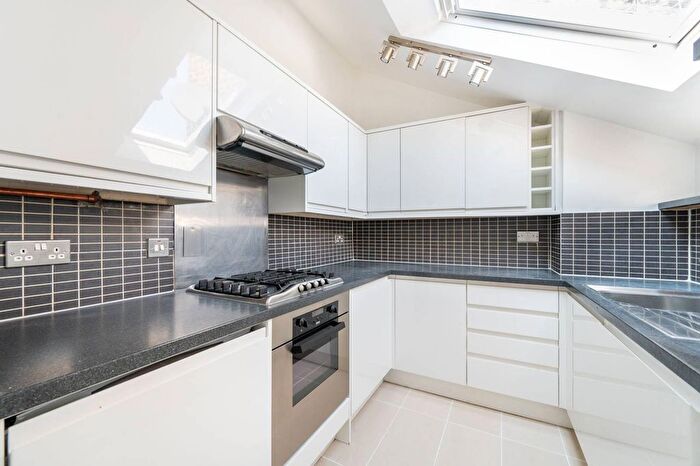 2 Bedroom Flat To Rent In Cambridge Gardens, North Kensington, London, W10