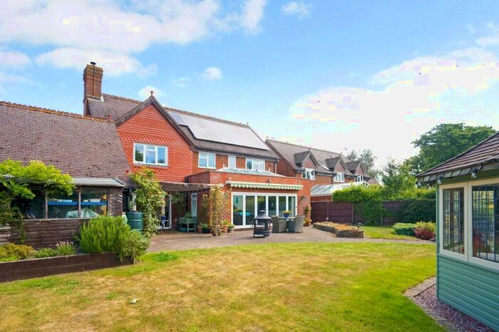 4 Bedroom Detached House For Sale In Tudor Close, Bramley, RG26