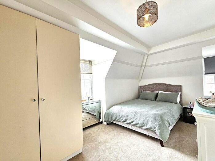 3 Bedroom Flat To Rent In Finchley Road, London, NW11