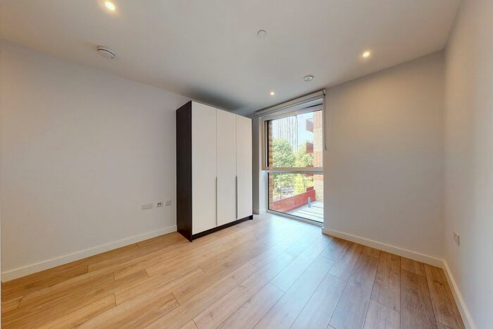 2 Bedroom Flat To Rent In Chatteris Way, London, SE17