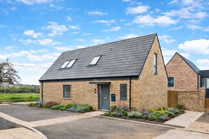 2 Bedroom Detached House For Sale In Blunsdon Hill, Blunsdon, Swindon, SN26