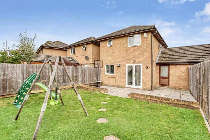 3 Bedroom Link Detached House For Sale In Hendrix Drive, Crownhill, MK8