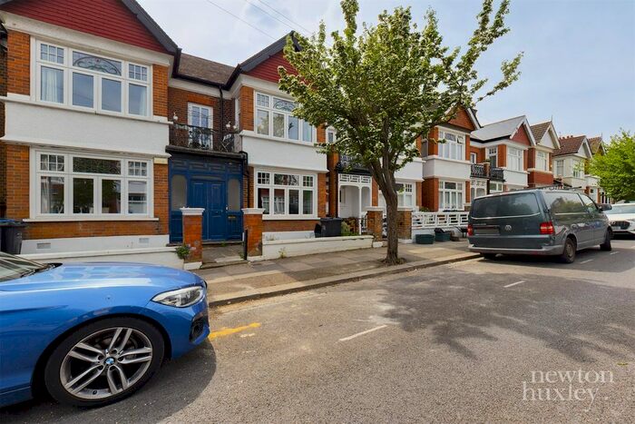 2 Bedroom Flat To Rent In The Crescent, London, SW19