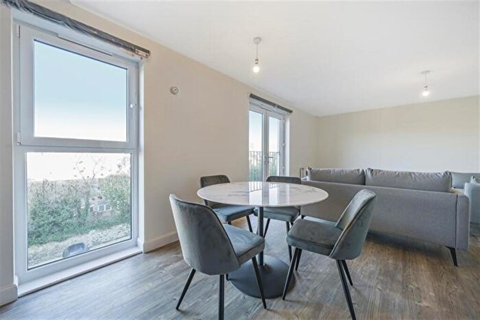 2 Bedroom Flat To Rent In Bedroom Property In Kilpatrick Grove, Edinburgh, EH6