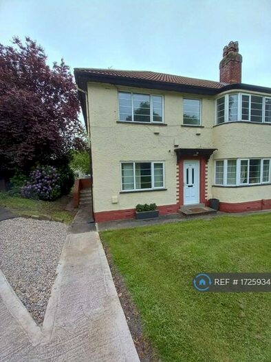 2 Bedroom Flat To Rent In Alwoodley, Leeds, LS17