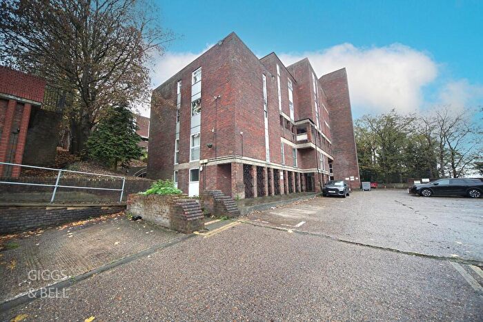 2 Bedroom Flat For Sale In Downs Road, Luton, Bedfordshire, LU1