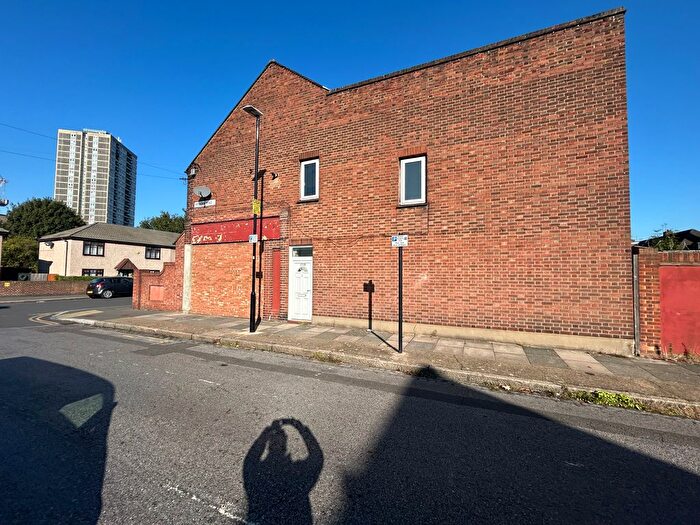 2 Bedroom Flat To Rent In Cumberland Road, Newham, E13