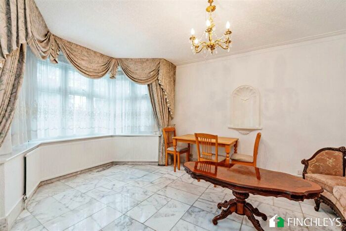 5 Bedroom Detached House For Sale In Chase Side, Southgate, N14