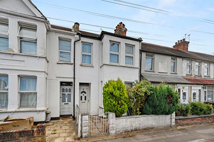 3 Bedroom Terraced House For Sale In Byron Road, Harrow Wealdstone, Middlesex, HA3