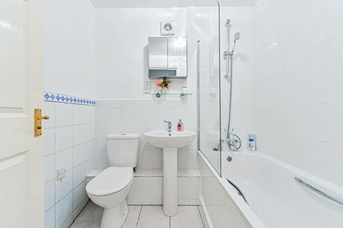 2 Bedroom Flat To Rent In Commercial Way, Peckham, London, SE15