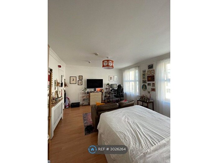 Studio To Rent In Caledonian Road, London, N7