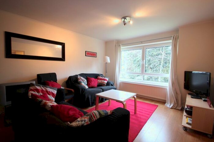2 Bedroom Flat To Rent In Grosvenor Park Gardens, Hyde Park, Leeds, LS6
