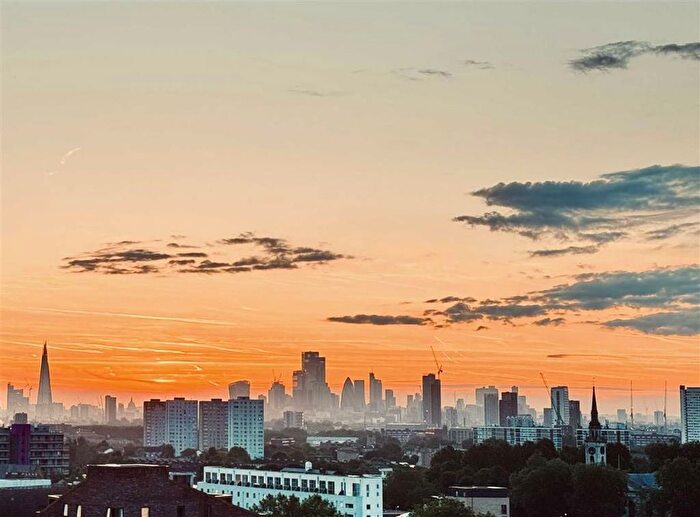 2 Bedroom Flat For Sale In Greenwich High Road, London, SE10