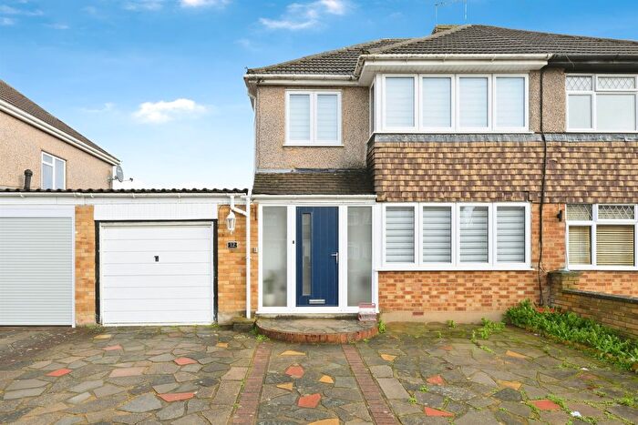 3 Bedroom Semi Detached House For Sale In Whittingstall Road, Hoddesdon, EN11