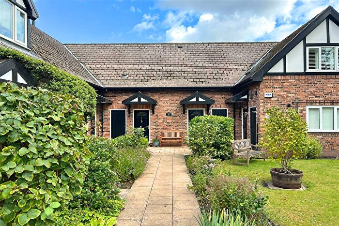 2 Bedroom Flat For Sale In The Avenue, Sale, M33