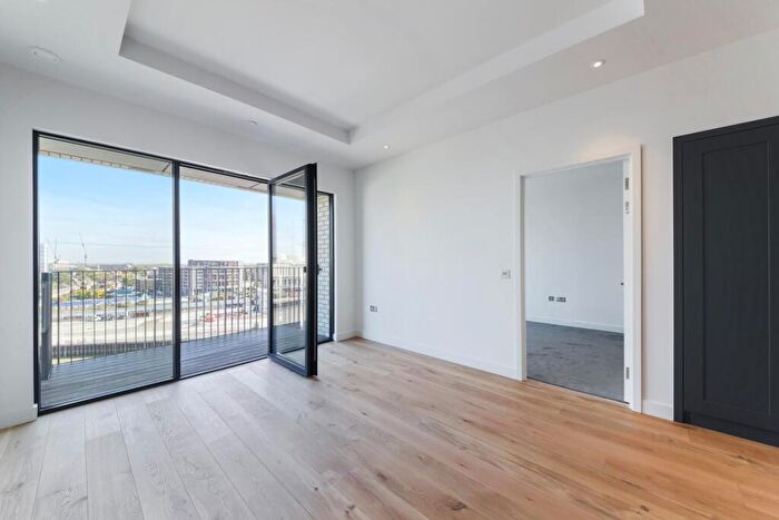 1 Bedroom Apartment For Sale In Grantham House, Botanic Square, London, E14