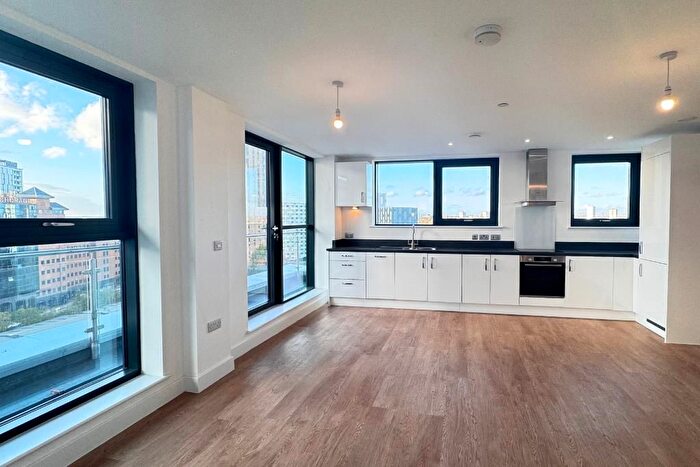 3 Bedroom Flat For Sale In Salford Quay, Salford, M50