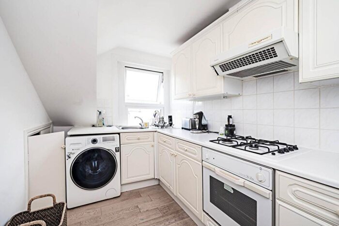 2 Bedroom Flat To Rent In Dunsmure Road, Stoke Newington, London, N16