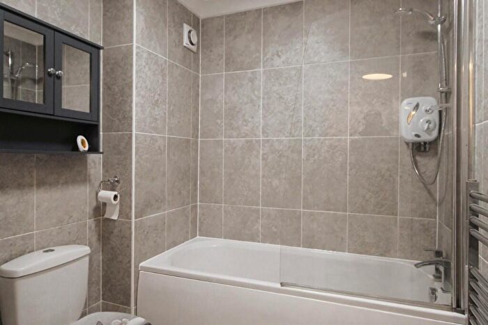 1 Bedroom Flat To Rent In Castleview Road, Weybridge, Surrey, KT13