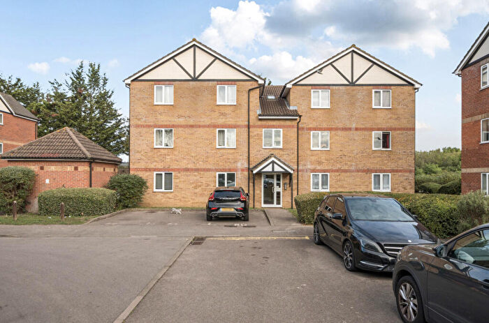 2 Bedroom Apartment For Sale In Foxglove Way, Wallington, SM6