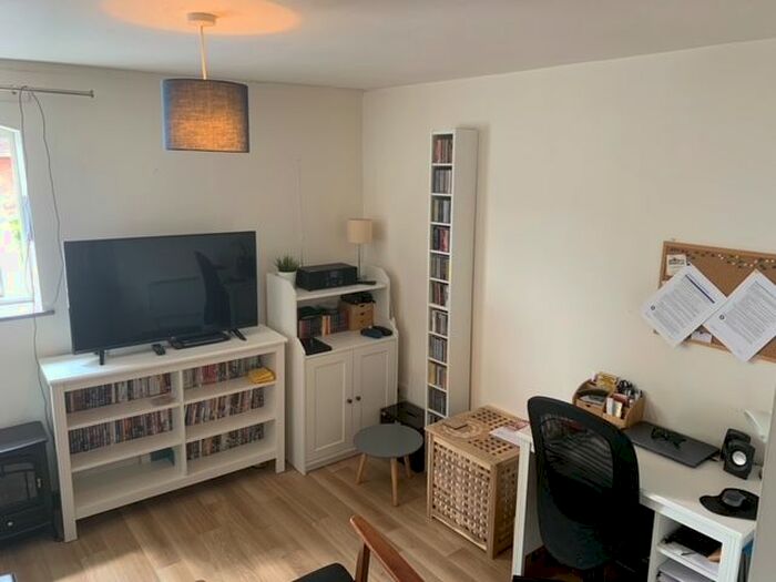 1 Bedroom Flat To Rent In Station Approach, Romsey, SO51