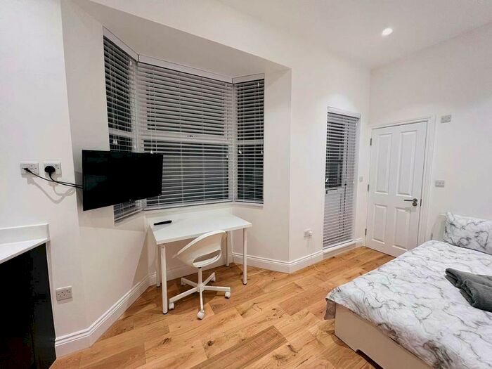 Studio To Rent In West Green Road, London, N15