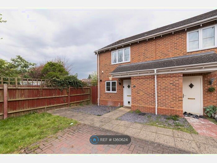 3 Bedroom Semi-Detached House To Rent In Little Horse Close, Earley, RG6