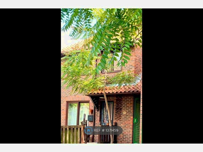 3 Bedroom Semi-Detached House To Rent In Sandison Street, London, SE15