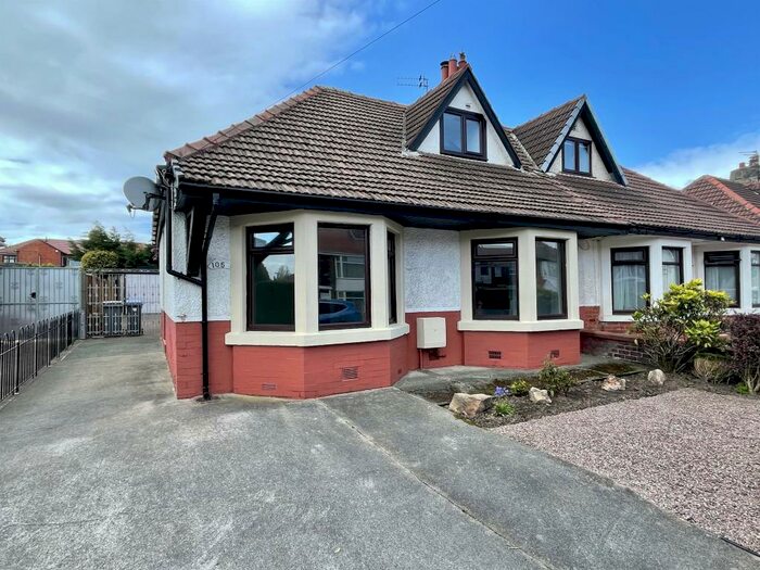 3 Bedroom Semi-Detached Bungalow To Rent In Newhouse Road, Blackpool, FY4