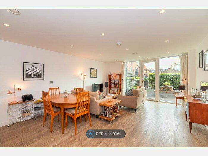 2 Bedroom Flat To Rent In Tooting High Street, Wandsworth, London, SW17