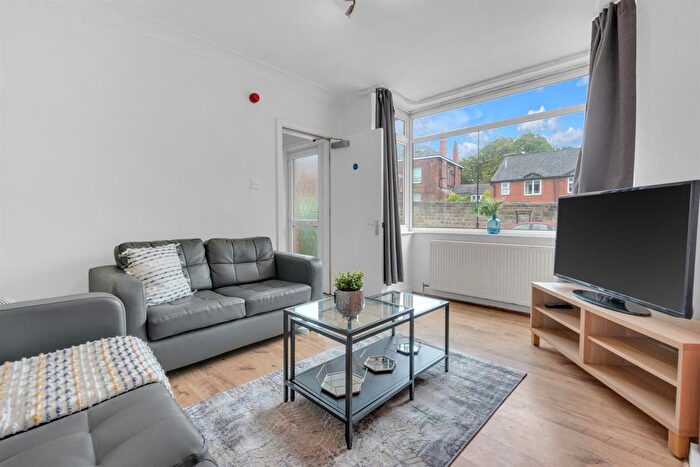 4 Bedroom Semi-Detached House To Rent In Chapel Lane, Leeds, LS6