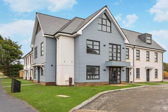 2 Bedroom Flat To Rent In Sandlands Point, East Wittering, PO20