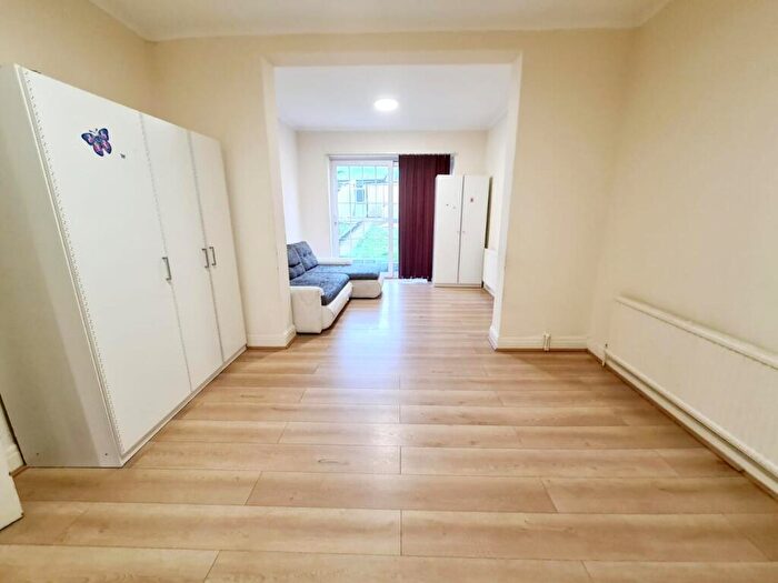 4 Bedroom House To Rent In Burgess Avenue, Kingsbury, NW9