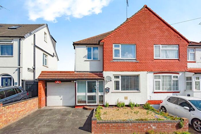 3 Bedroom Semi-Detached House For Sale In Weatherby Road, Luton, Bedfordshire, LU4